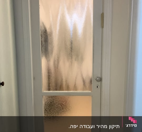 דלת פנים לבנה עם שילוב זכוכית טקסטורלית